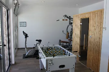 6-Bedroom Villa in Brsecine for Up to 12 Guests