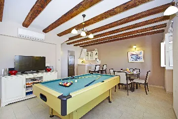 6-Bedroom Villa in Brsecine for Up to 12 Guests