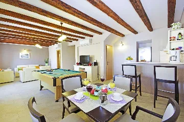 6-Bedroom Villa in Brsecine for Up to 12 Guests