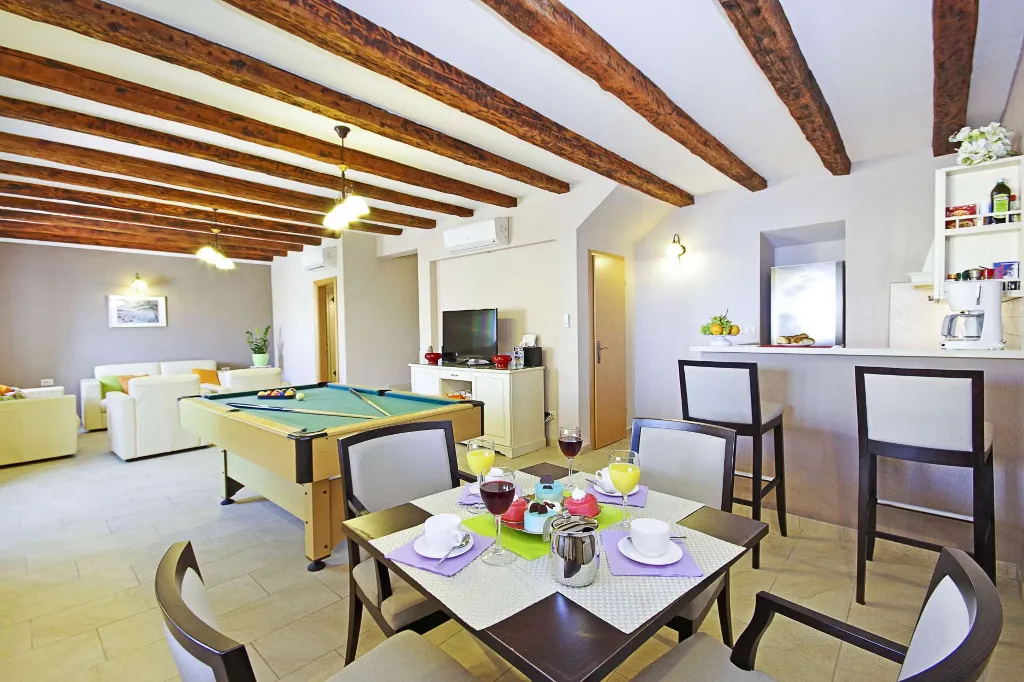 6-Bedroom Villa in Brsecine for Up to 12 Guests