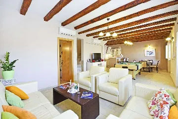 6-Bedroom Villa in Brsecine for Up to 12 Guests