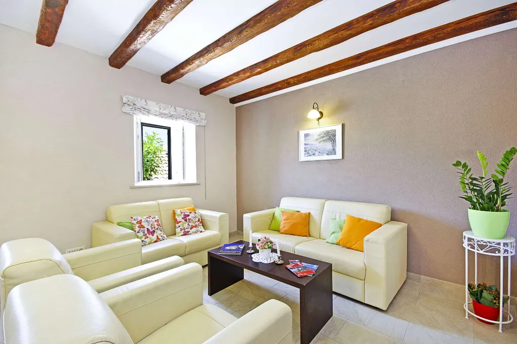 6-Bedroom Villa in Brsecine for Up to 12 Guests