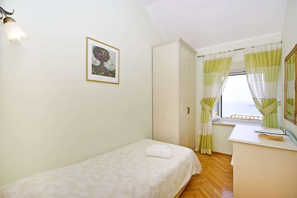 6-Bedroom Villa in Brsecine for Up to 12 Guests