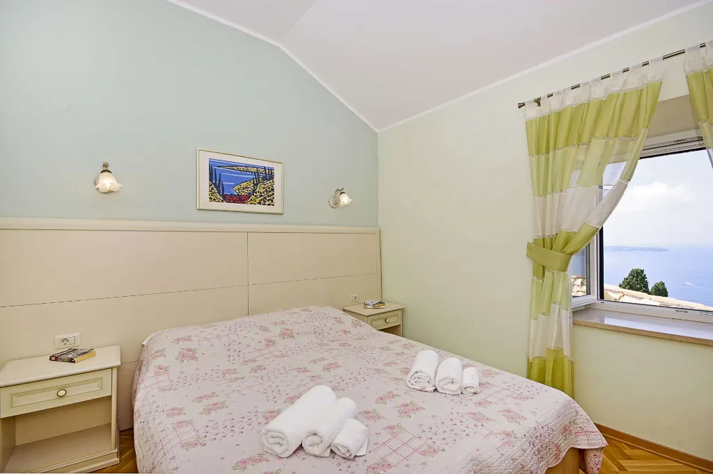 6-Bedroom Villa in Brsecine for Up to 12 Guests