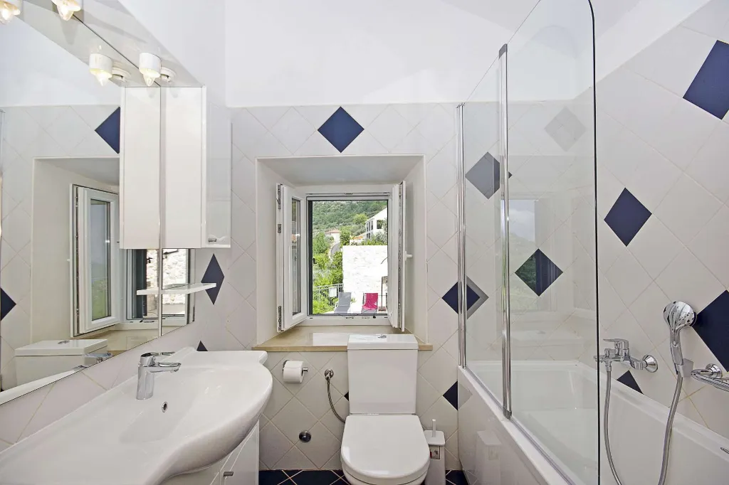 6-Bedroom Villa in Brsecine for Up to 12 Guests