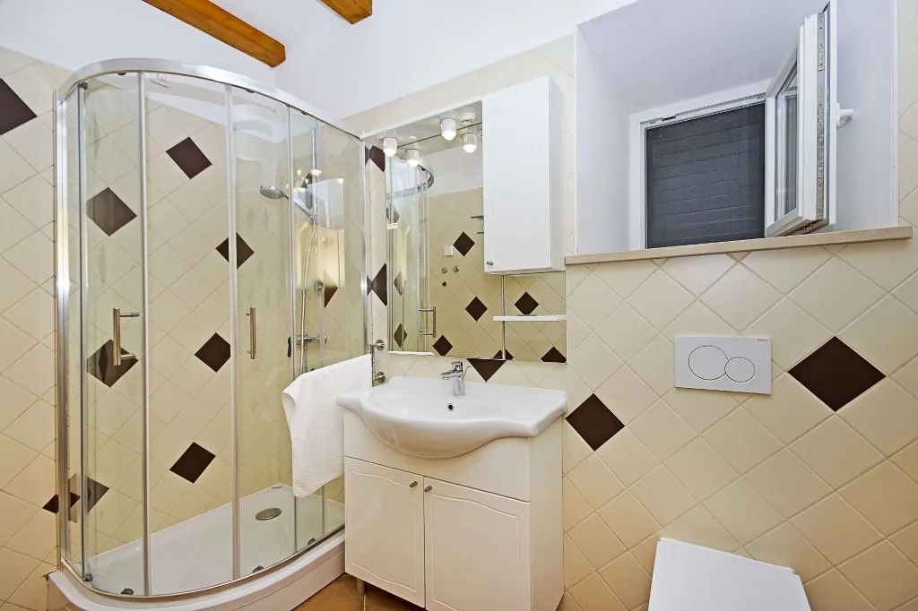 6-Bedroom Villa in Brsecine for Up to 12 Guests