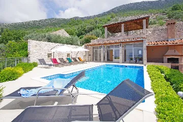 6-Bedroom Villa in Brsecine for Up to 12 Guests