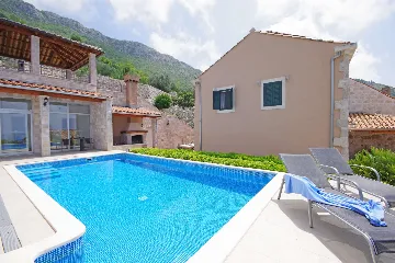 6-Bedroom Villa in Brsecine for Up to 12 Guests