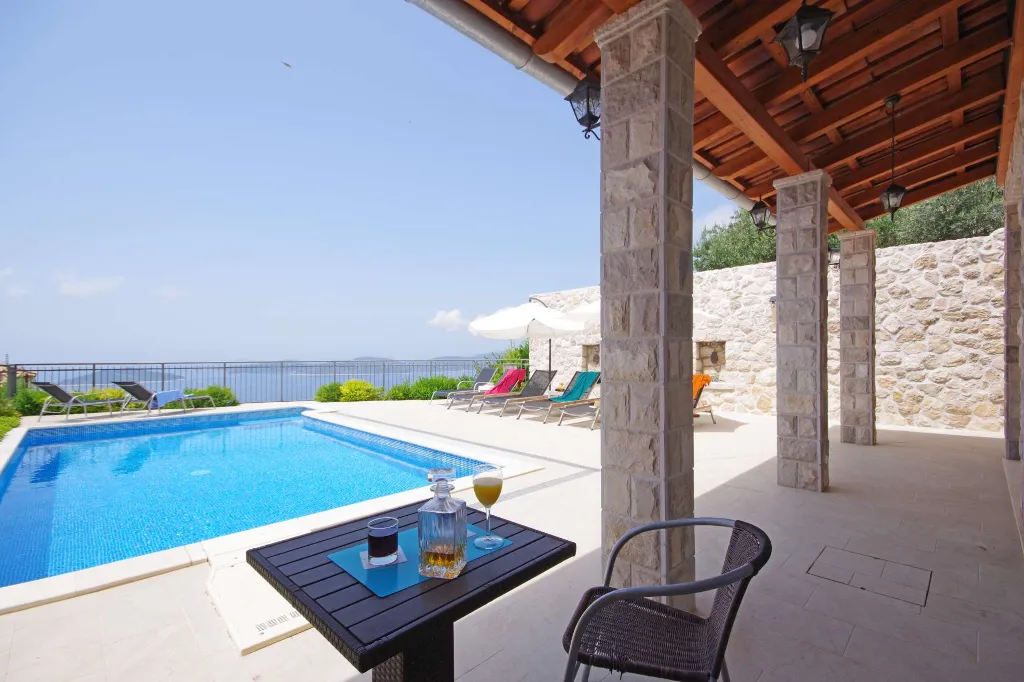 6-Bedroom Villa in Brsecine for Up to 12 Guests