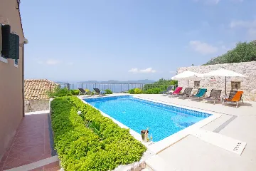 6-Bedroom Villa in Brsecine for Up to 12 Guests