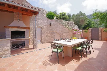 6-Bedroom Villa in Brsecine for Up to 12 Guests