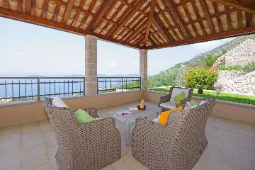 6-Bedroom Villa in Brsecine for Up to 12 Guests