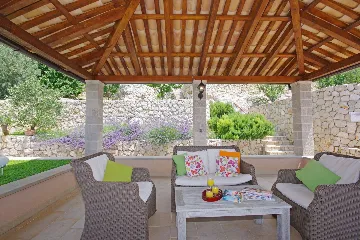 6-Bedroom Villa in Brsecine for Up to 12 Guests