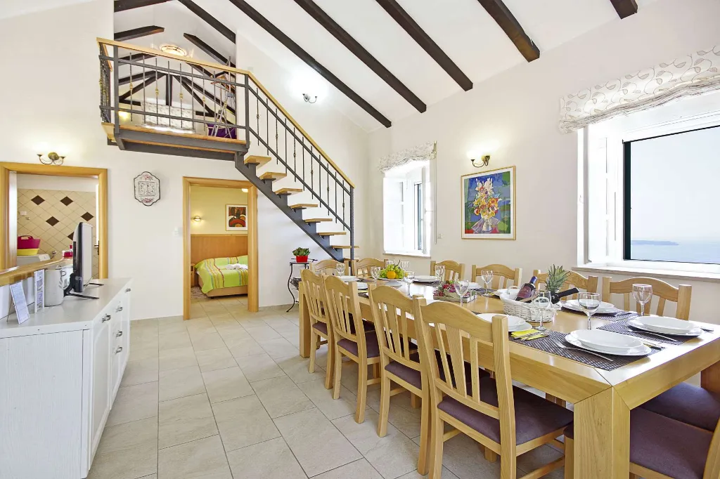 6-Bedroom Villa in Brsecine for Up to 12 Guests