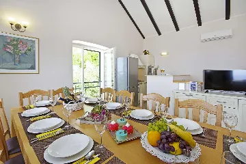 6-Bedroom Villa in Brsecine for Up to 12 Guests
