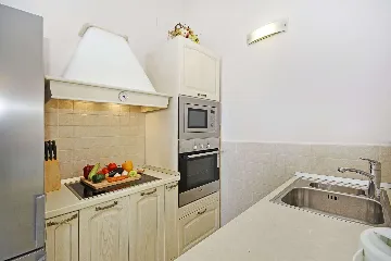 6-Bedroom Villa in Brsecine for Up to 12 Guests