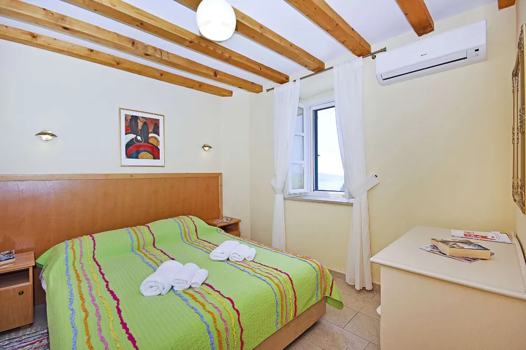 6-Bedroom Villa in Brsecine for Up to 12 Guests