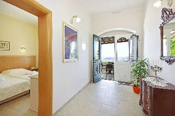 6-Bedroom Villa in Brsecine for Up to 12 Guests