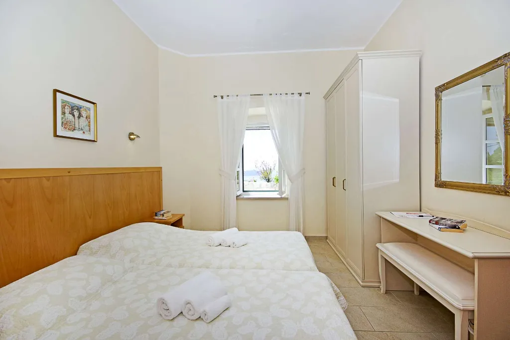 6-Bedroom Villa in Brsecine for Up to 12 Guests