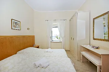 6-Bedroom Villa in Brsecine for Up to 12 Guests