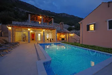 6-Bedroom Villa in Brsecine for Up to 12 Guests