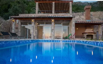 6-Bedroom Villa in Brsecine for Up to 12 Guests
