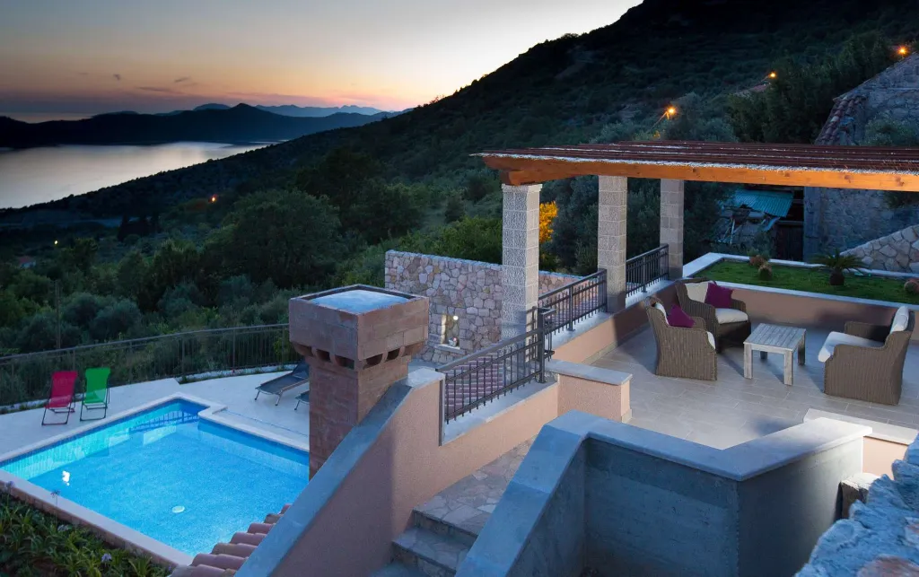 6-Bedroom Villa in Brsecine for Up to 12 Guests