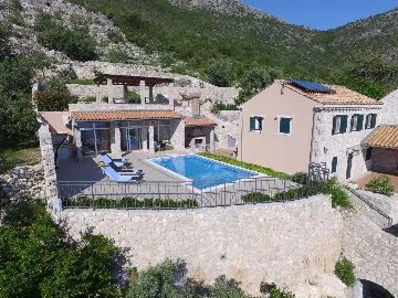 6-Bedroom Villa in Brsecine for Up to 12 Guests