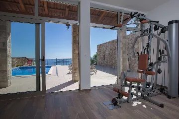 6-Bedroom Villa in Brsecine for Up to 12 Guests