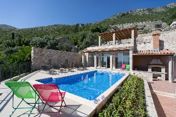 6-Bedroom Villa in Brsecine for Up to 12 Guests