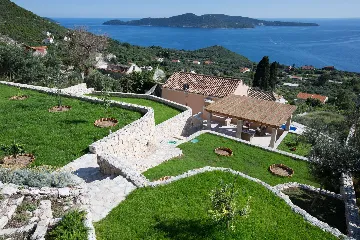 6-Bedroom Villa in Brsecine for Up to 12 Guests