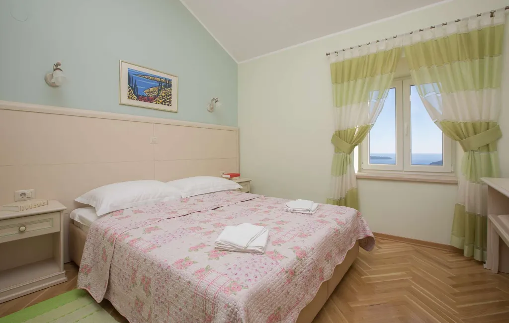 6-Bedroom Villa in Brsecine for Up to 12 Guests