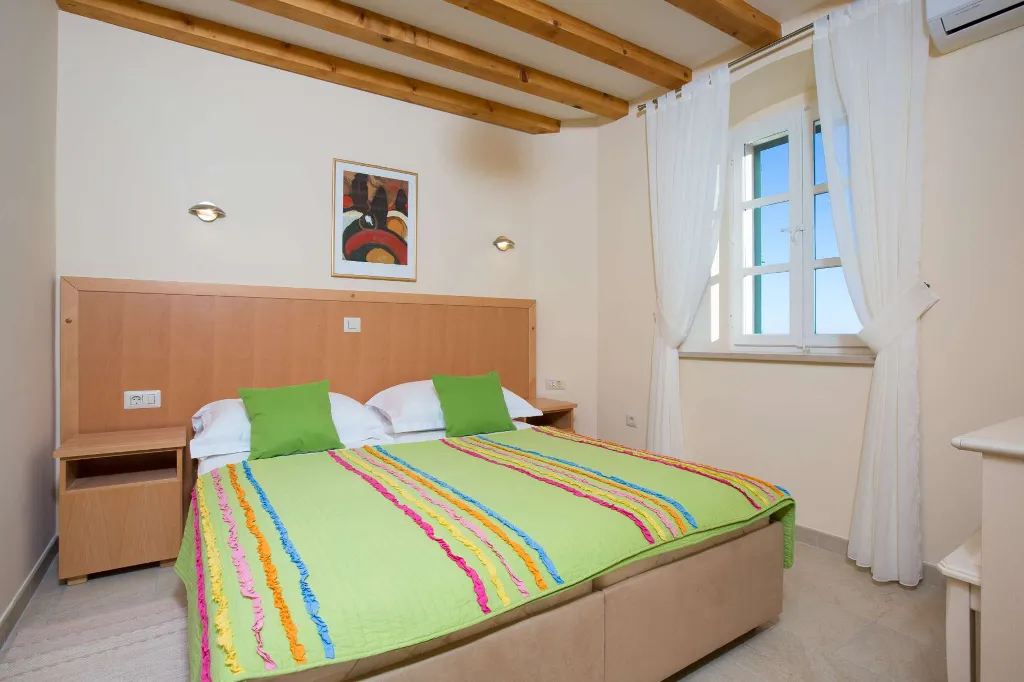 6-Bedroom Villa in Brsecine for Up to 12 Guests