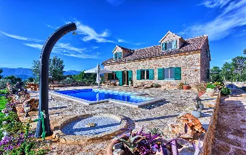 Villa in Stari Grad with Pool & Mountain Bikes