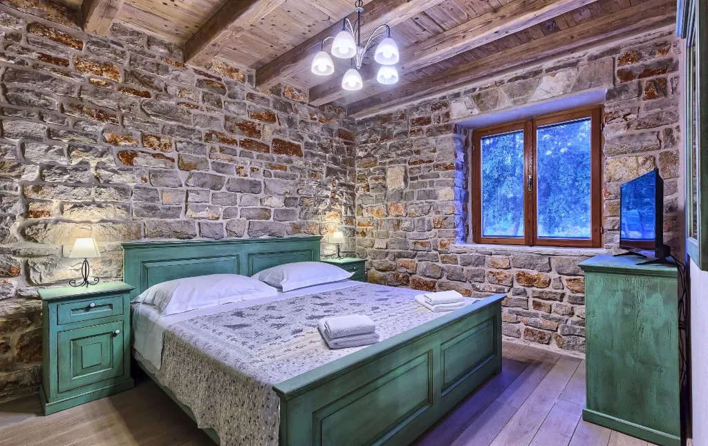 Villa in Stari Grad with Pool & Mountain Bikes