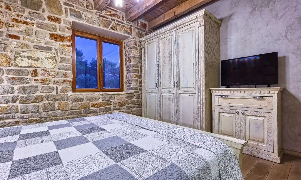 Villa in Stari Grad with Pool & Mountain Bikes