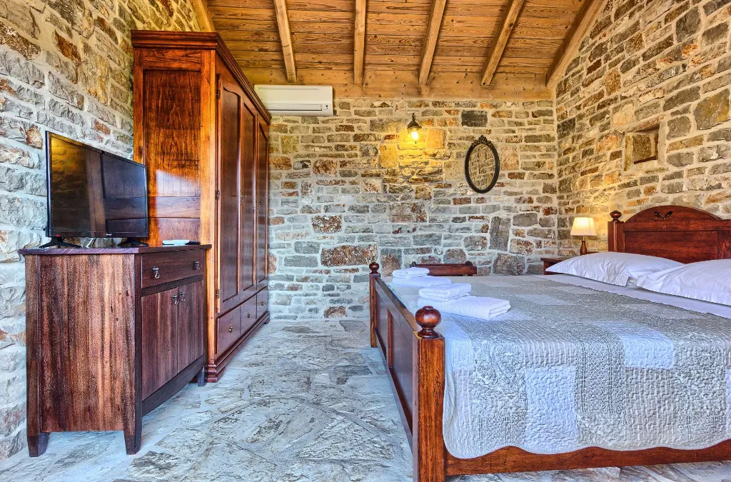 Villa in Stari Grad with Pool & Mountain Bikes