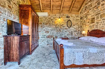 Villa in Stari Grad with Pool & Mountain Bikes