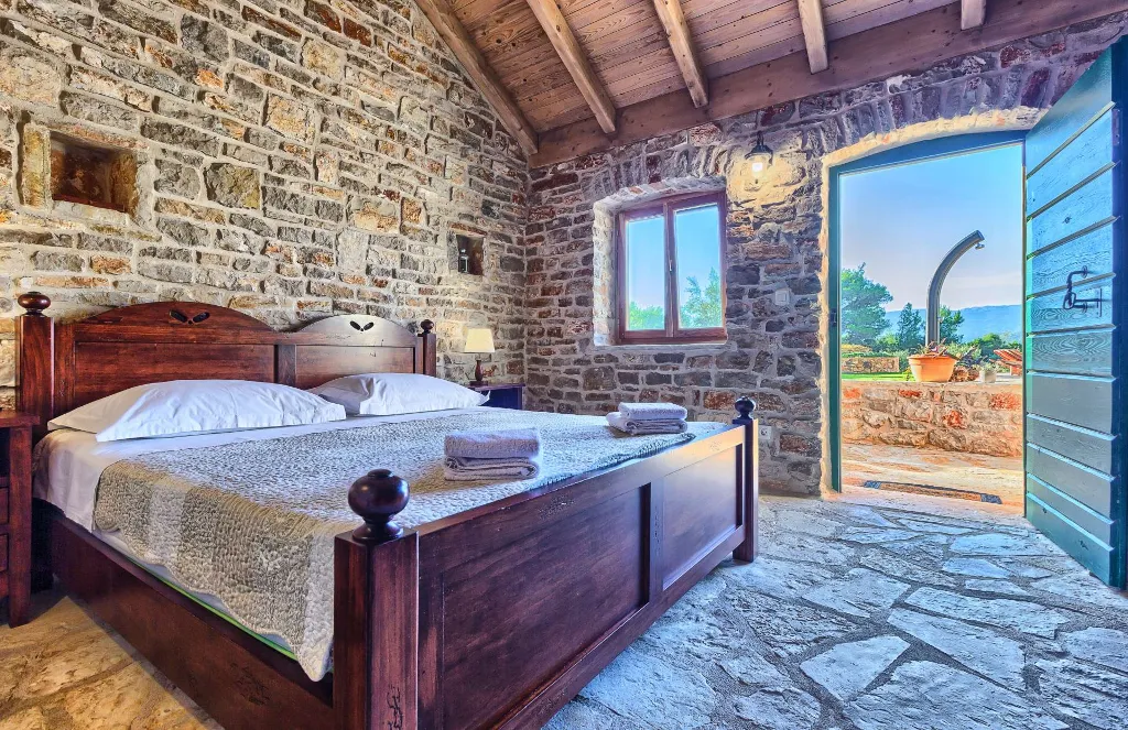 Villa in Stari Grad with Pool & Mountain Bikes