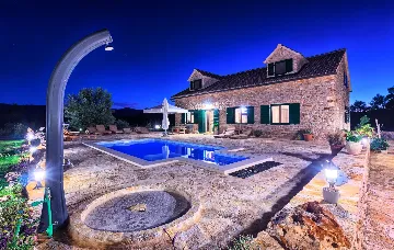 Villa in Stari Grad with Pool & Mountain Bikes