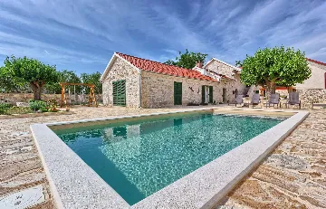 4-Bedroom Holiday House with Private Pool in Podlug