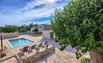 4-Bedroom Holiday House with Private Pool in Podlug