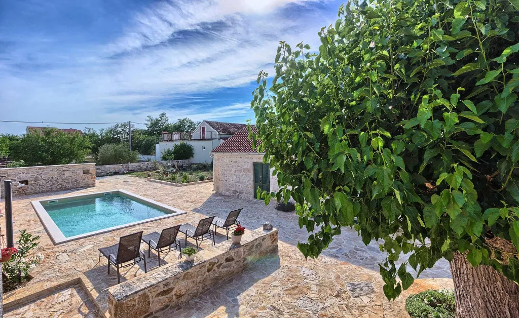 4-Bedroom Holiday House with Private Pool in Podlug