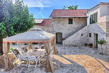 4-Bedroom Holiday House with Private Pool in Podlug