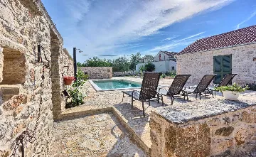 4-Bedroom Holiday House with Private Pool in Podlug