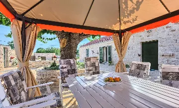 4-Bedroom Holiday House with Private Pool in Podlug