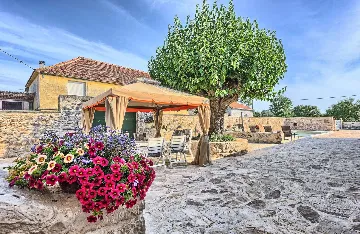 4-Bedroom Holiday House with Private Pool in Podlug