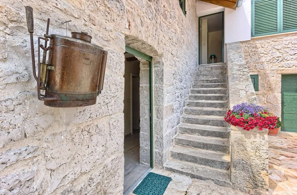 4-Bedroom Holiday House with Private Pool in Podlug