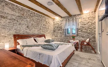 4-Bedroom Holiday House with Private Pool in Podlug