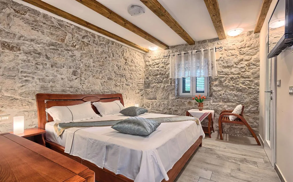 4-Bedroom Holiday House with Private Pool in Podlug